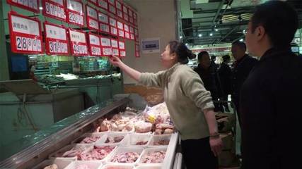一家冻猪肉长毛 ,一家无生产日期…神农架突击检查超市冷冻食品